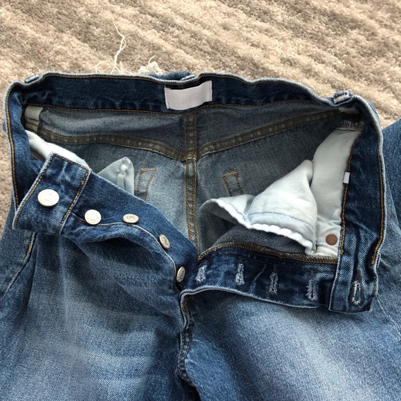 Boyish Billy in Rear Window - Picture 5 of 8